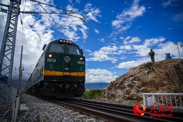 武警西藏總隊拉薩支隊執(zhí)勤八大隊官兵向駛過的火車行舉槍禮。張磊 攝