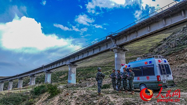 武警西藏總隊拉薩支隊執(zhí)勤八大隊官兵進行護路演練以應(yīng)對突發(fā)情況。張磊 攝