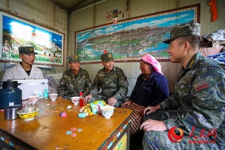 武警西藏總隊拉薩支隊執(zhí)勤八大隊官兵慰問藏族老人。何騰海 攝