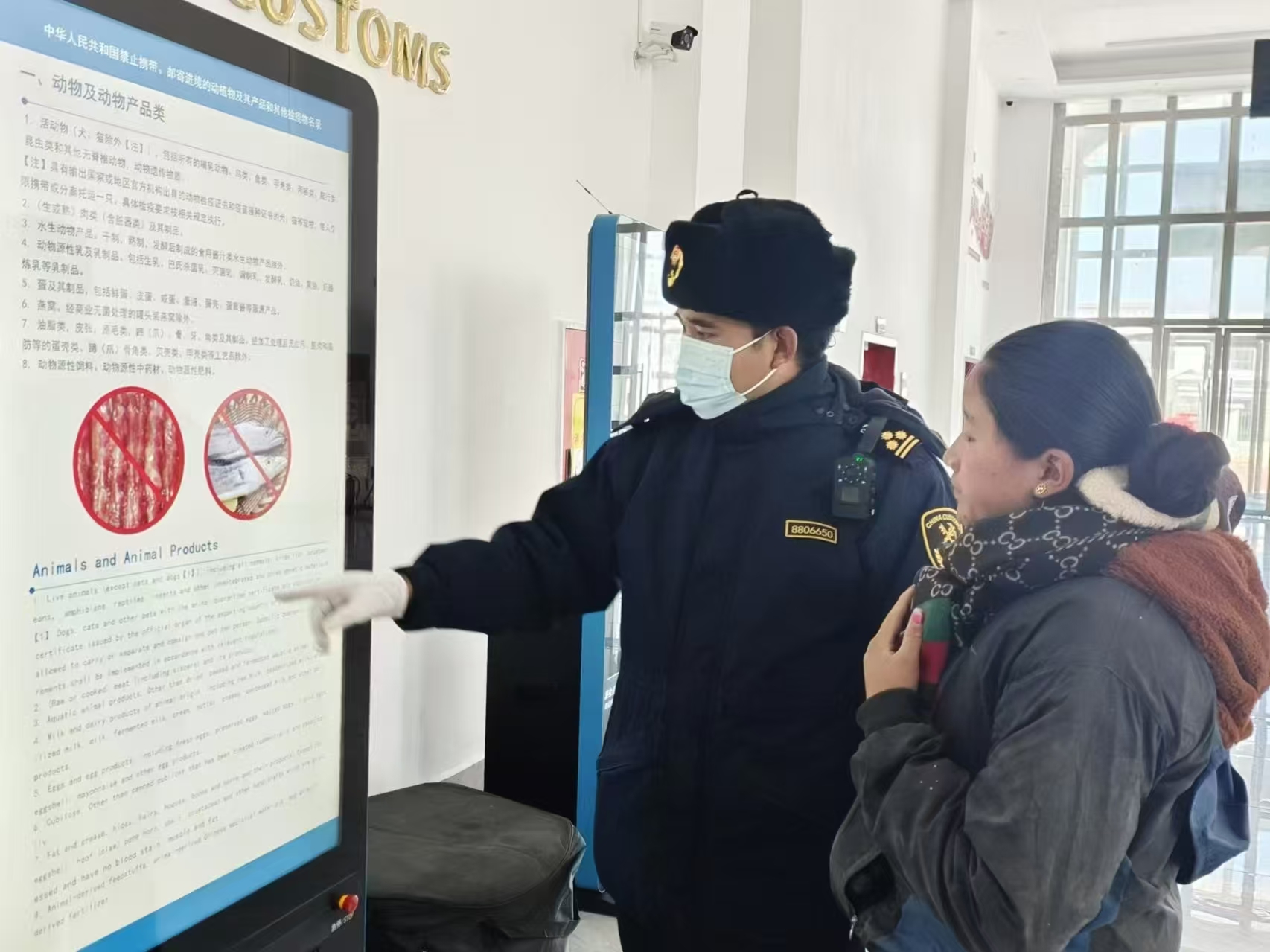 海關(guān)關(guān)員對(duì)入境邊民進(jìn)行禁止攜帶、郵寄進(jìn)境動(dòng)植物及其產(chǎn)品解讀。次旺久美攝