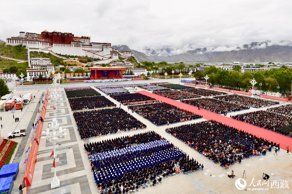 熱烈慶祝西藏自治區(qū)成立60周年大會現(xiàn)場。索朗旺久攝