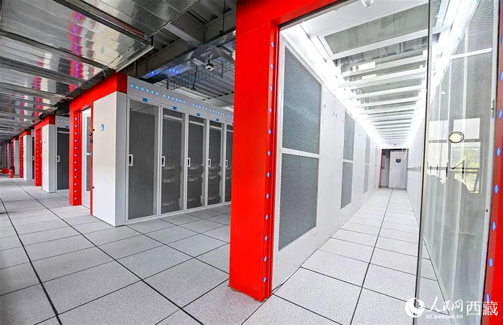 西藏“雅江1號”人工智能先進(jìn)計算中心機(jī)房。人民日報記者 鮮敢攝