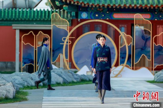 近40套藏式針織系列時(shí)裝亮相2022北京時(shí)裝周。　北京時(shí)裝周供圖