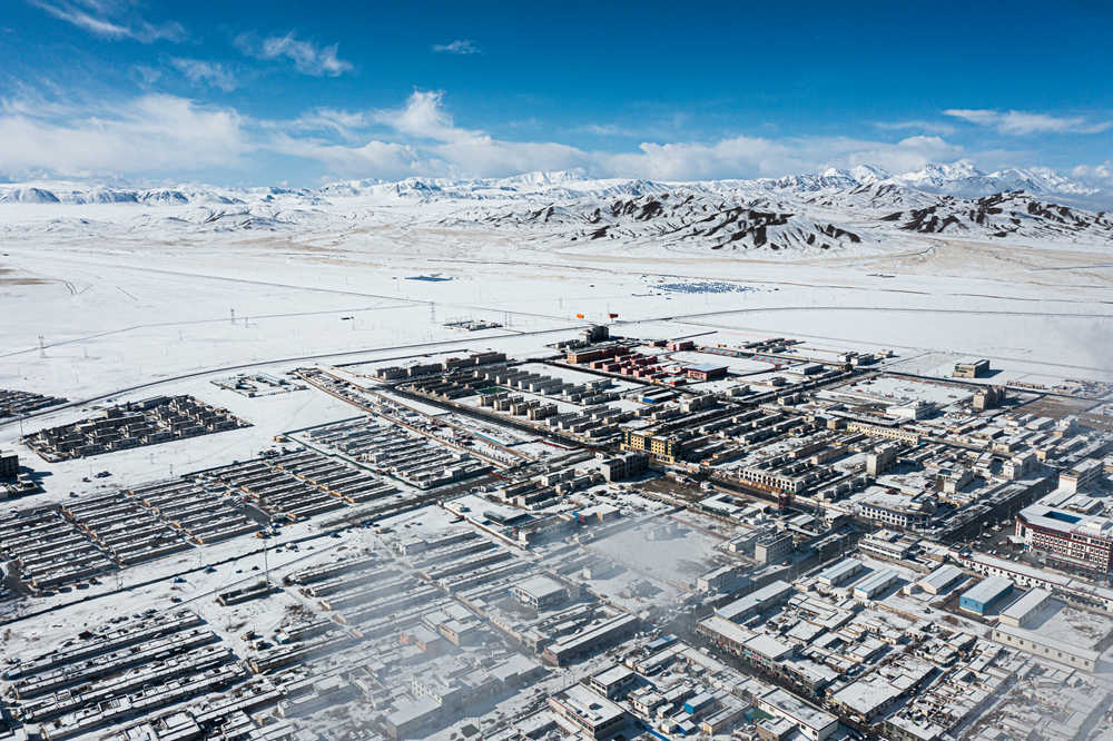 西藏阿里地區(qū)改則縣迎來初雪，銀裝素裹，美如畫卷。