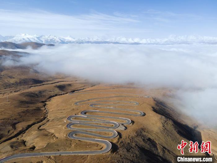 圖為西藏定日縣，前往珠穆朗瑪峰大本營(yíng)蜿蜒的公路與云海。　江飛波 攝