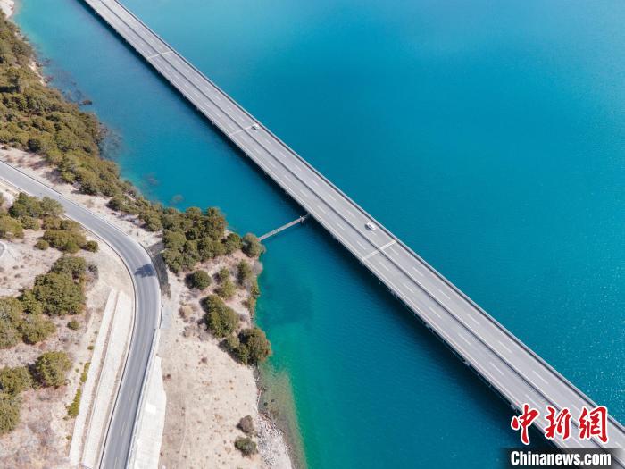 圖為西藏林拉高等級(jí)公路多布湖段風(fēng)光?！〗w波 攝