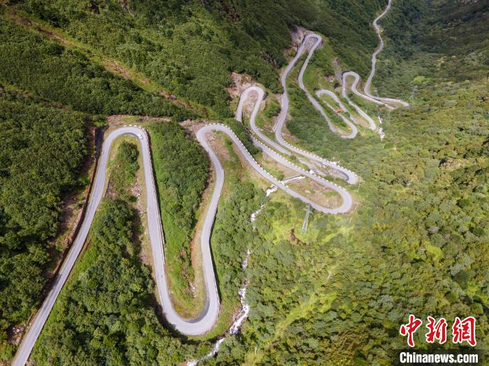 圖為西藏山南錯(cuò)那縣的盤(pán)山公路，錯(cuò)那縣被命名為全國(guó)“四好農(nóng)村路”示范縣。　江飛波 攝