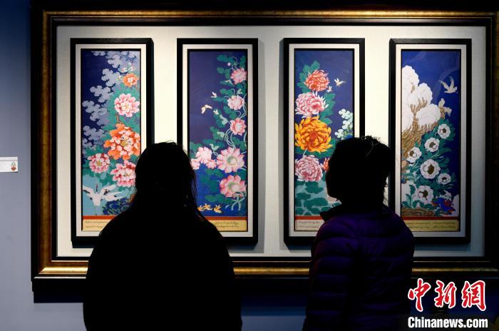 圖為5月16日，觀眾正在欣賞展覽中的新創(chuàng)唐卡作品。　李林 攝