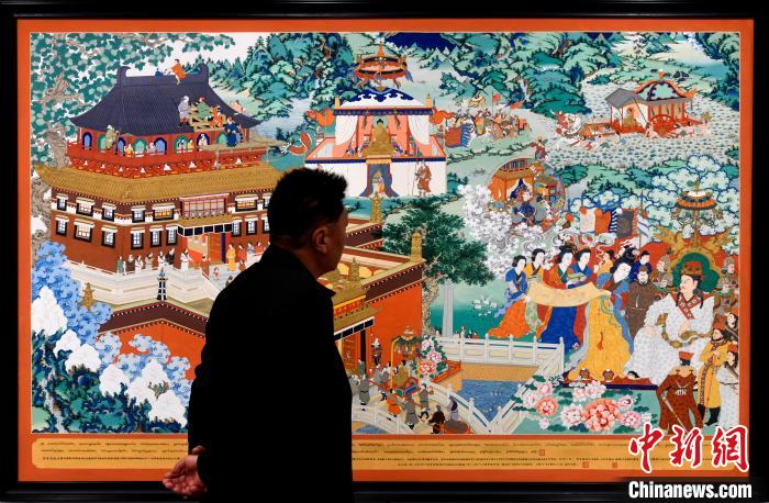 圖為5月16日，觀眾正在欣賞展覽中的新創(chuàng)唐卡作品。　李林 攝