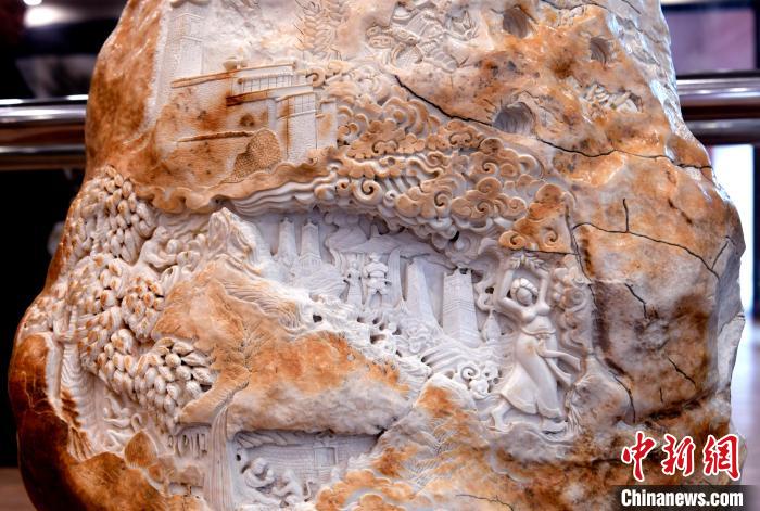 圖為5月16日，展覽中的漢白玉雕作品《猴子變?nèi)恕??！±盍?攝
