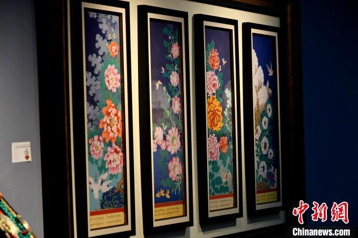 圖為5月16日，展覽中新創(chuàng)唐卡作品《四季花》。　李林 攝