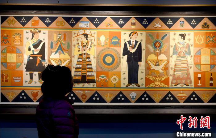 圖為5月16日，觀眾正在欣賞展覽中的新創(chuàng)唐卡作品?！±盍?攝