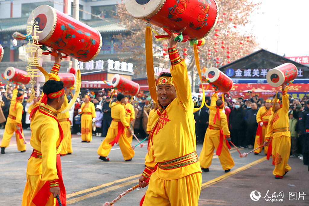 2025年1月29日，蘭州太平鼓、舞獅、軍儺、秦腔等精彩的蘭州市經(jīng)典非物質(zhì)文化遺產(chǎn)代表性項目在金城關(guān)黃河文化旅游街區(qū)廣場集中亮相。人民網(wǎng)記者 焦隆攝