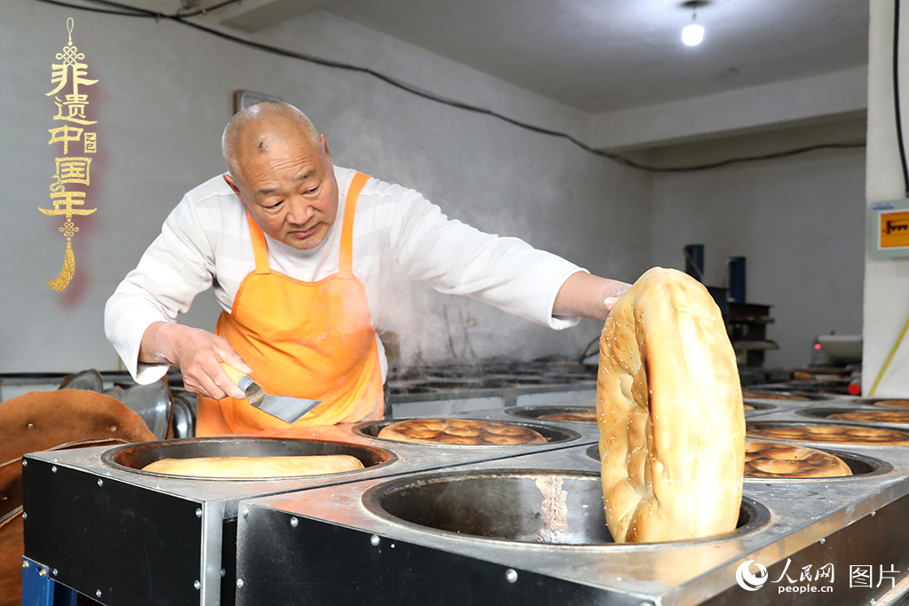2025年1月23日，山東省臨沂市莒南縣一家傳統(tǒng)大餅作坊內(nèi)，師傅們正忙著烤制當(dāng)?shù)厝舜汗?jié)期間家家戶戶必備的、金黃誘人的莒南大餅。人民網(wǎng)記者 劉祺攝
