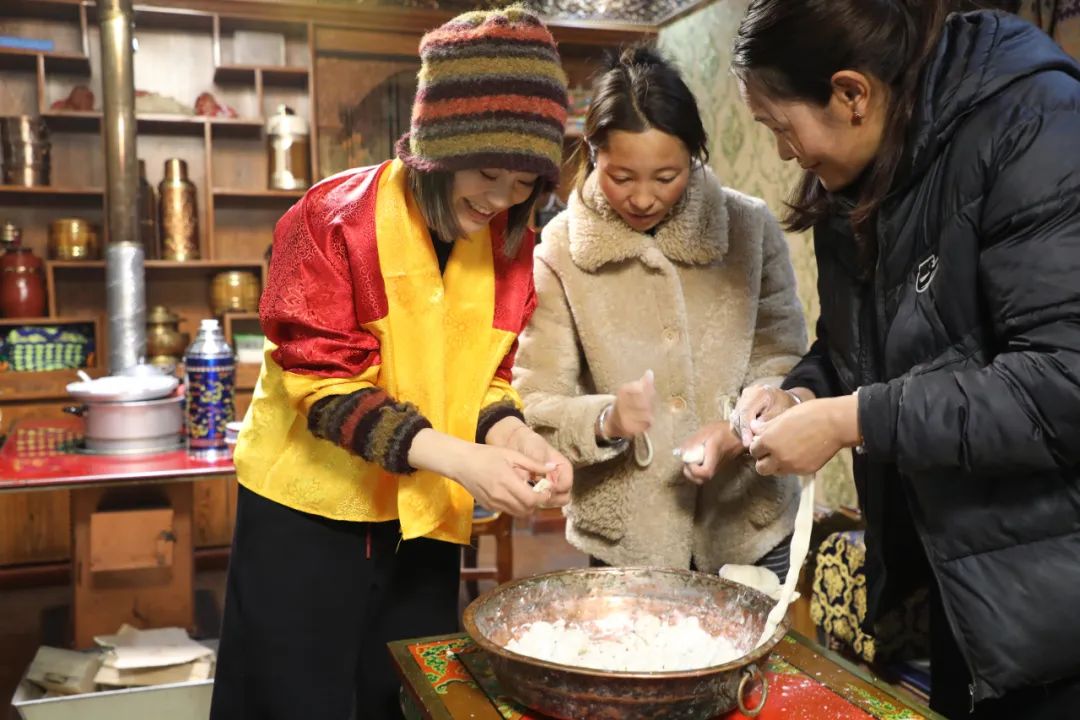 游客體驗制作“古突”。巴桑卓嘎攝