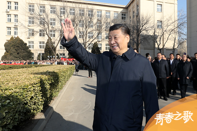 2019年1月17日，習(xí)近平在天津南開大學(xué)向?qū)W生揮手致意。